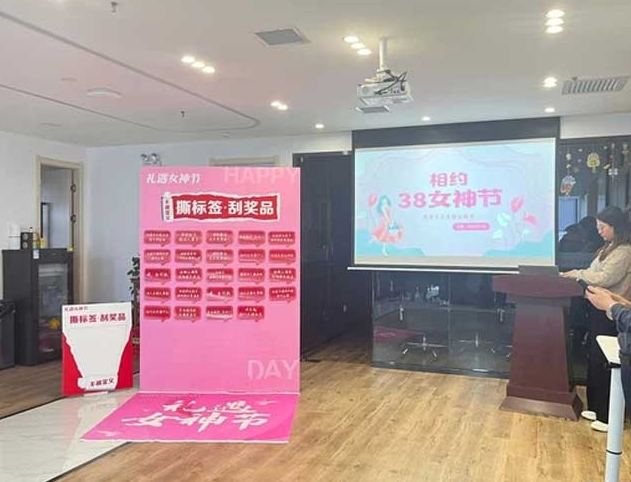 Природное поле С праздником всех ДЕВОЧКИ!